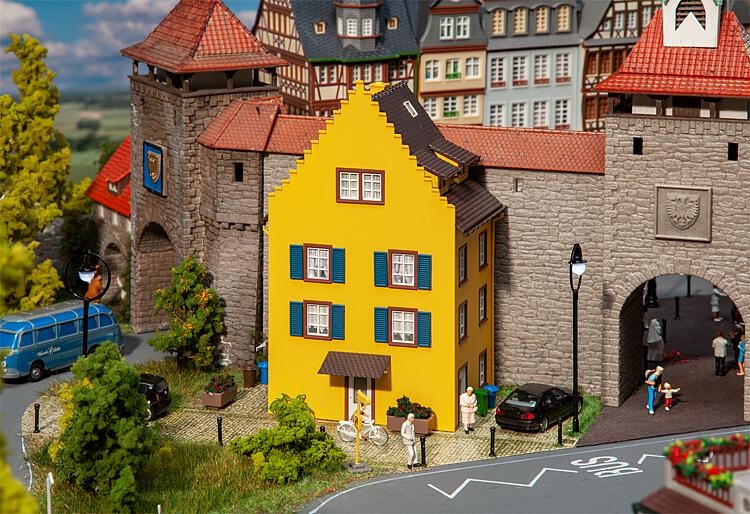 Immeuble de coin de rue d'une petite ville
